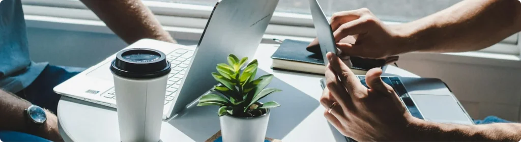 Bureau végétal avec des laptops